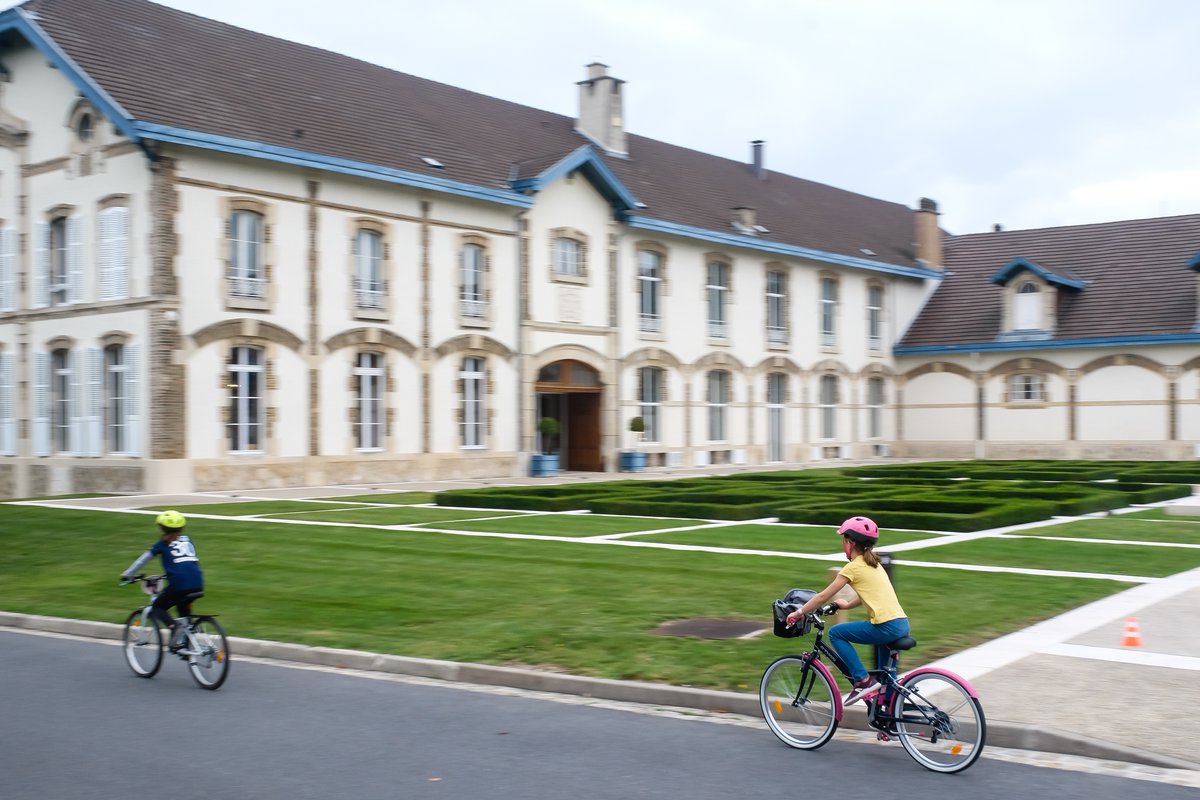 regiongrandest's tweet photo. 🚲 Une balade à vélo insolite au cœur de @VilledeReims ça vous dit ?
Alors inscrivez-vous pour participer au Reims @velotour !
Vous avez déjà roulé dans un musée ? Traversé un hôtel à vélo ? Pédalé dans un stade de foot ? Découvrez la ville autrement !

ℹ️ https://t.co/IQ49soymbQ https://t.co/8poxYOIzdi