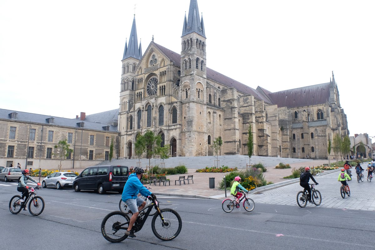 regiongrandest's tweet photo. 🚲 Une balade à vélo insolite au cœur de @VilledeReims ça vous dit ?
Alors inscrivez-vous pour participer au Reims @velotour !
Vous avez déjà roulé dans un musée ? Traversé un hôtel à vélo ? Pédalé dans un stade de foot ? Découvrez la ville autrement !

ℹ️ https://t.co/IQ49soymbQ https://t.co/8poxYOIzdi