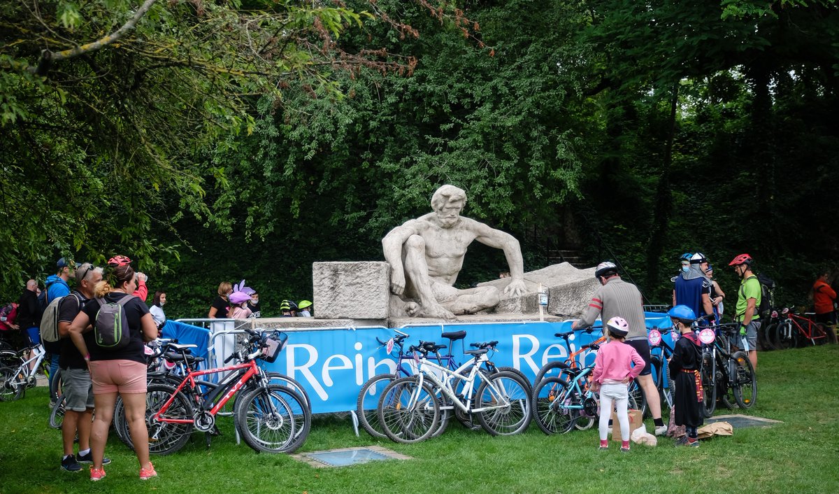 🚲 Une balade à vélo insolite au cœur de @VilledeReims ça vous dit ? Alors inscrivez-vous pour participer au Reims @velotour ! Vous avez déjà roulé dans un musée ? Traversé un hôtel à vélo ? Pédalé dans un stade de foot ? Découvrez la ville autrement ! ℹ️ velotour.fr/reims/