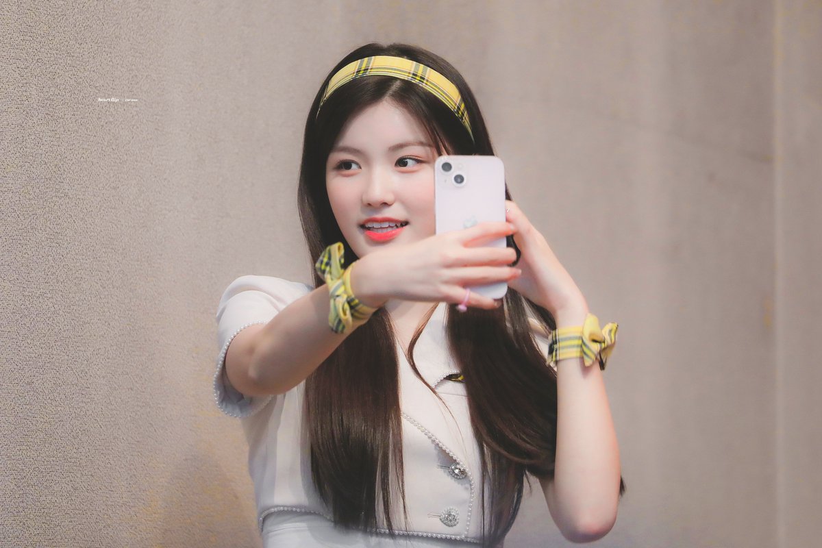 05csrpics's tweet photo. selfie queen sua #유수아 #첫사랑
by heart flip https://t.co/oGSYK5z36b