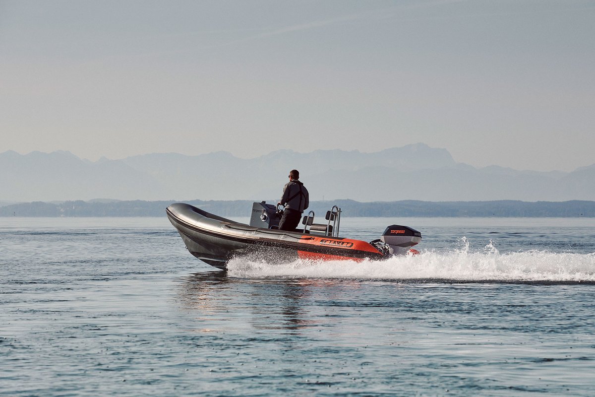 Coach Boat, workhorse, power toy – there are so many ways to use an electric RIB (rigid inflatable boat). Read our industry report about E-RIBs. bit.ly/3zQdAgs