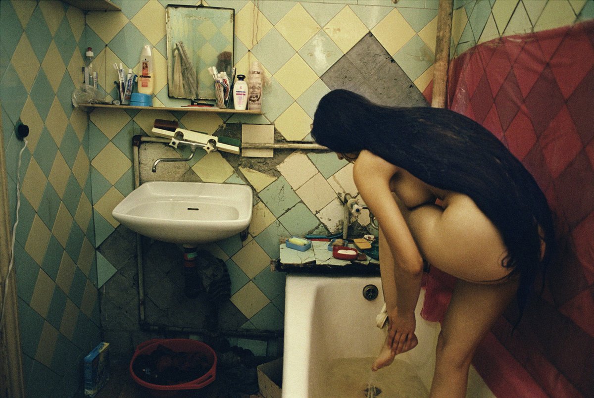 AliochaBoi's tweet photo. Françoise Huguier / Agence VU’ - Nu de salle de bain, Saint-Pétersbourg, 2007 https://t.co/tPeBIalkgm