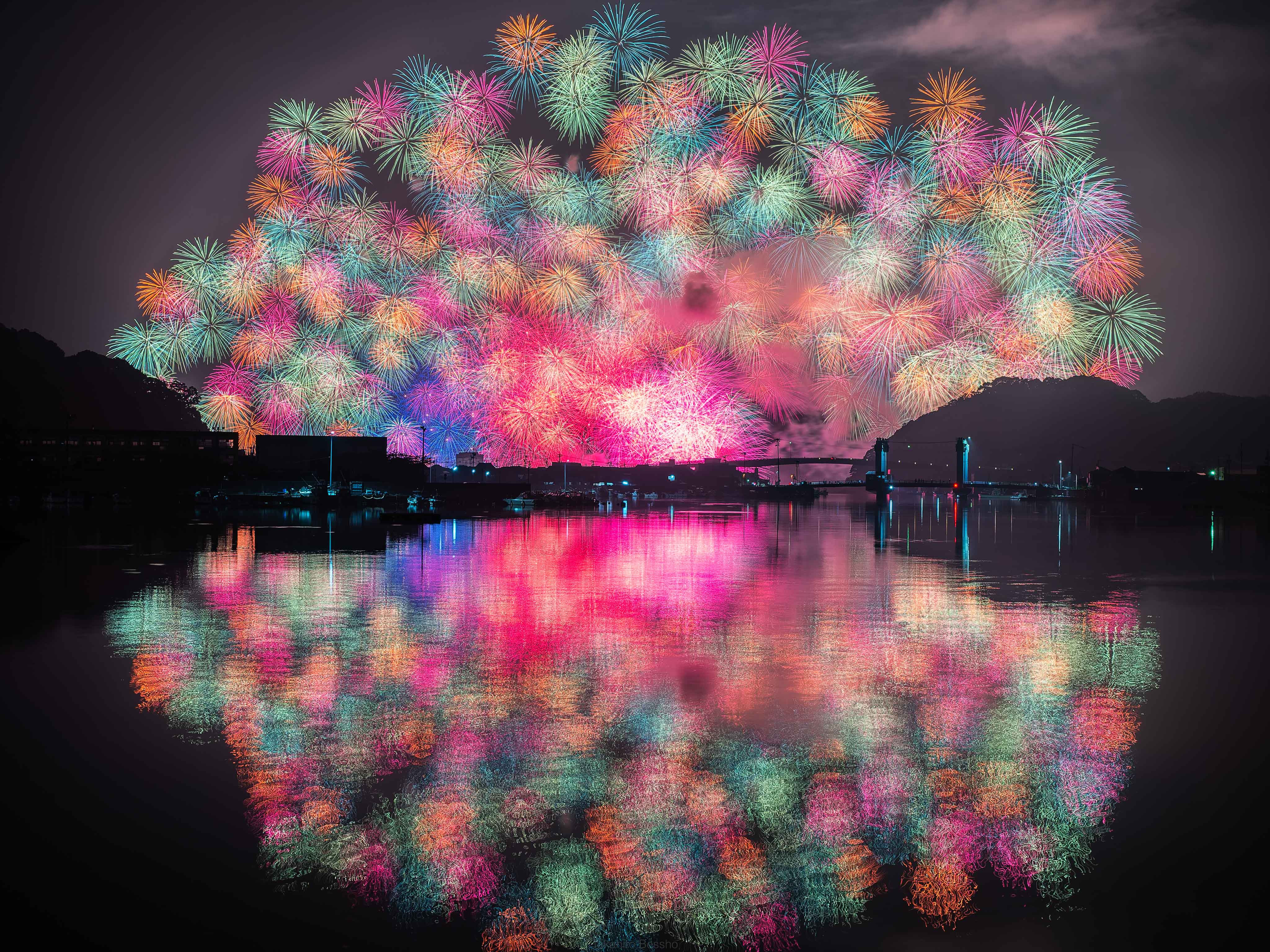 別所隆弘 Takahiro Bessho 何回でも言うけど きほく燈籠祭の彩色千輪は 世界で一番美しい花火 のひとつだと思う これだけの花火が一瞬で夜空に弾けるんだよ 最高でしょ 1枚目から 19年 17年 16年 15年 花火大会 T Co Yoqp9nrbvp