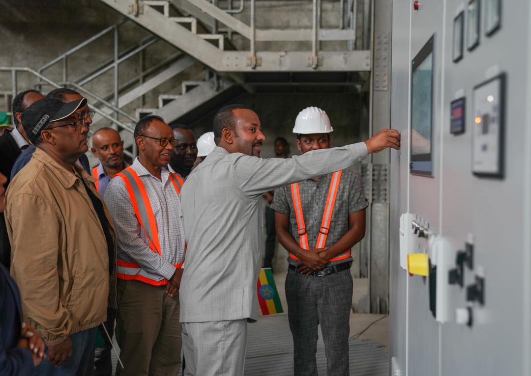 AbiyAhmedAli's tweet photo. በታሪክ ውስጥ ማለፍና ታሪክ ሠርቶ ማለፍ የሚባሉ ሁለት ነገሮች አሉ፡፡ በታሪክ ውስጥ ማለፍ ዕድል፣ ታሪክ ሠርቶ ማለፍ ግን ዕድልም ድልም ነው፡፡ ይሄ ትውልድ በዓባይ ግድብ ጉዳይ ባለ ዕድልም ባለ ድልም ነው፡፡ 1/5 https://t.co/0aBusokzrf