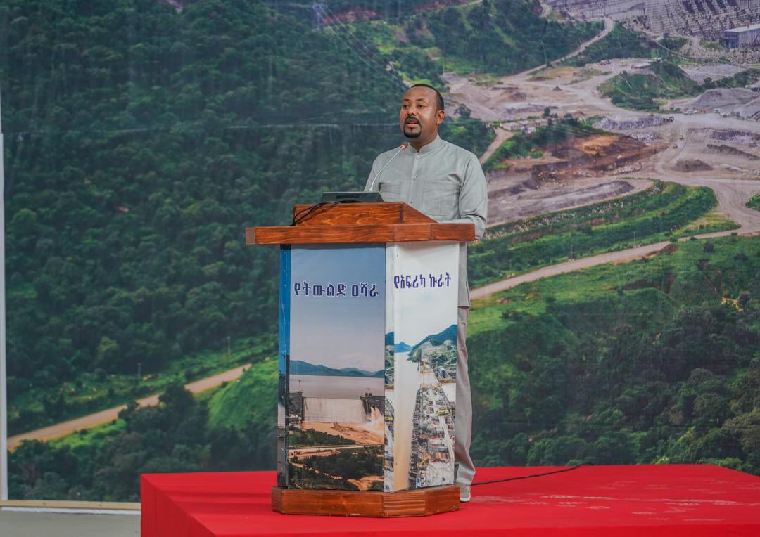 AbiyAhmedAli's tweet photo. በታሪክ ውስጥ ማለፍና ታሪክ ሠርቶ ማለፍ የሚባሉ ሁለት ነገሮች አሉ፡፡ በታሪክ ውስጥ ማለፍ ዕድል፣ ታሪክ ሠርቶ ማለፍ ግን ዕድልም ድልም ነው፡፡ ይሄ ትውልድ በዓባይ ግድብ ጉዳይ ባለ ዕድልም ባለ ድልም ነው፡፡ 1/5 https://t.co/0aBusokzrf