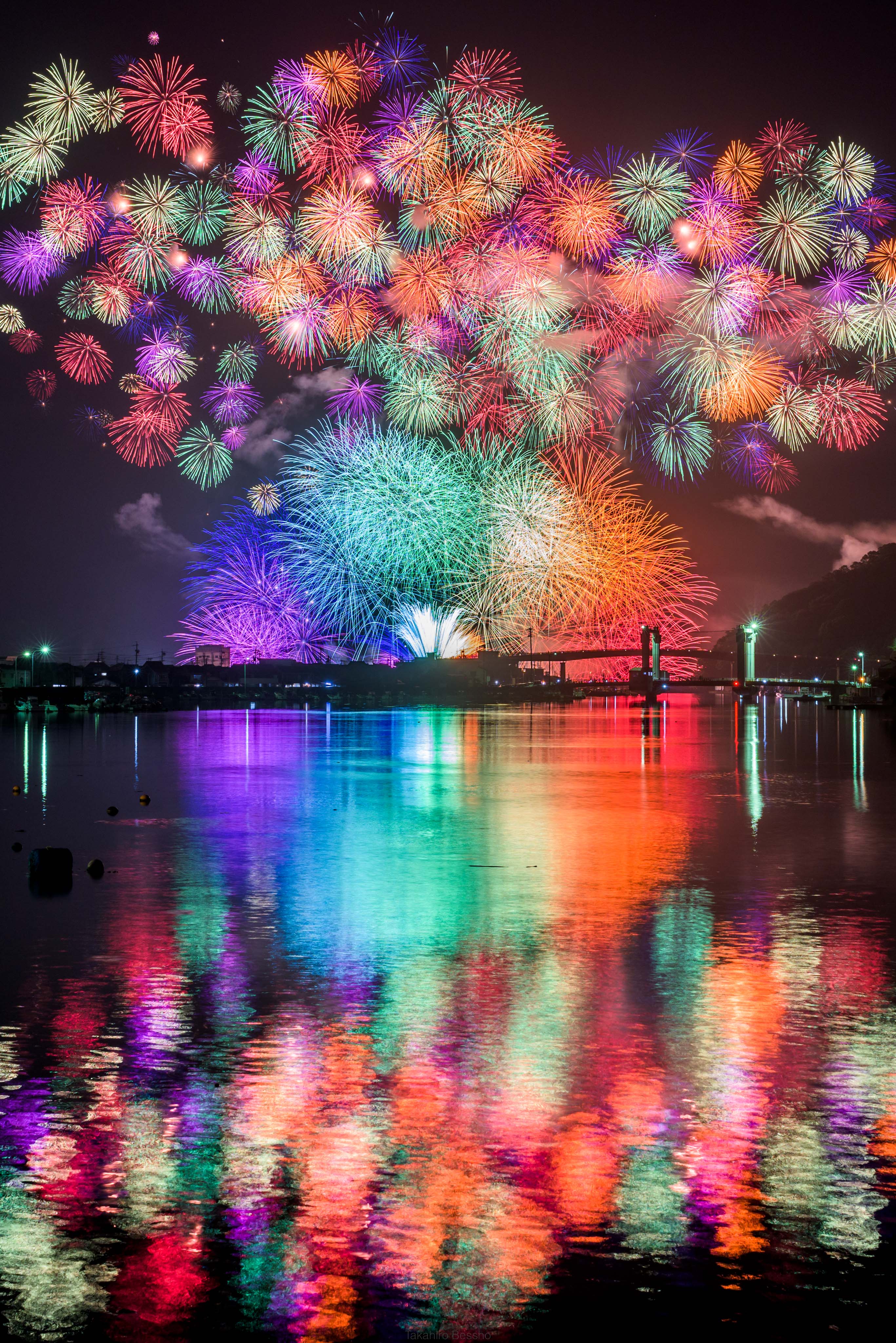 別所隆弘 Takahiro Bessho 何回でも言うけど きほく燈籠祭の彩色千輪は 世界で一番美しい花火 のひとつだと思う これだけの花火が一瞬で夜空に弾けるんだよ 最高でしょ 1枚目から 19年 17年 16年 15年 花火大会 T Co Yoqp9nrbvp