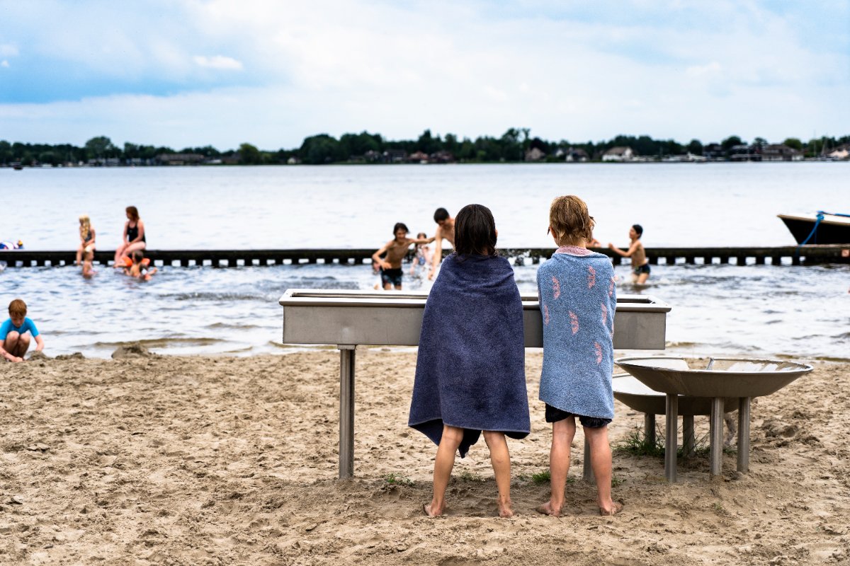 Wat is het heerlijk om met dit warme weer een verfrissende duik te nemen in het water! Ga vanwege de veiligheid alleen zwemmen waar dat is toegestaan en check voor je in het water plonst of de waterkwaliteit goed is op zwemwater.nl 👍
