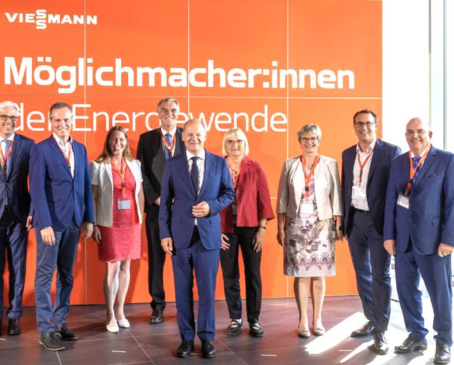 Die Energiewende möglich machen - Bundeskanzler Olaf Scholz beim innovativen Unternehmen Viessmann in meinem Wahlkreis.

#energiewende
#viessmann
#Bundeskanzler