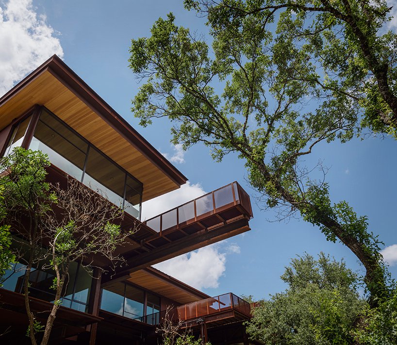 designboom's tweet photo. corten steel bridges reach for the austin skyline in this new olson kundig residence 
https://t.co/ugj0lKgfSt https://t.co/yGwZPjPGJd
