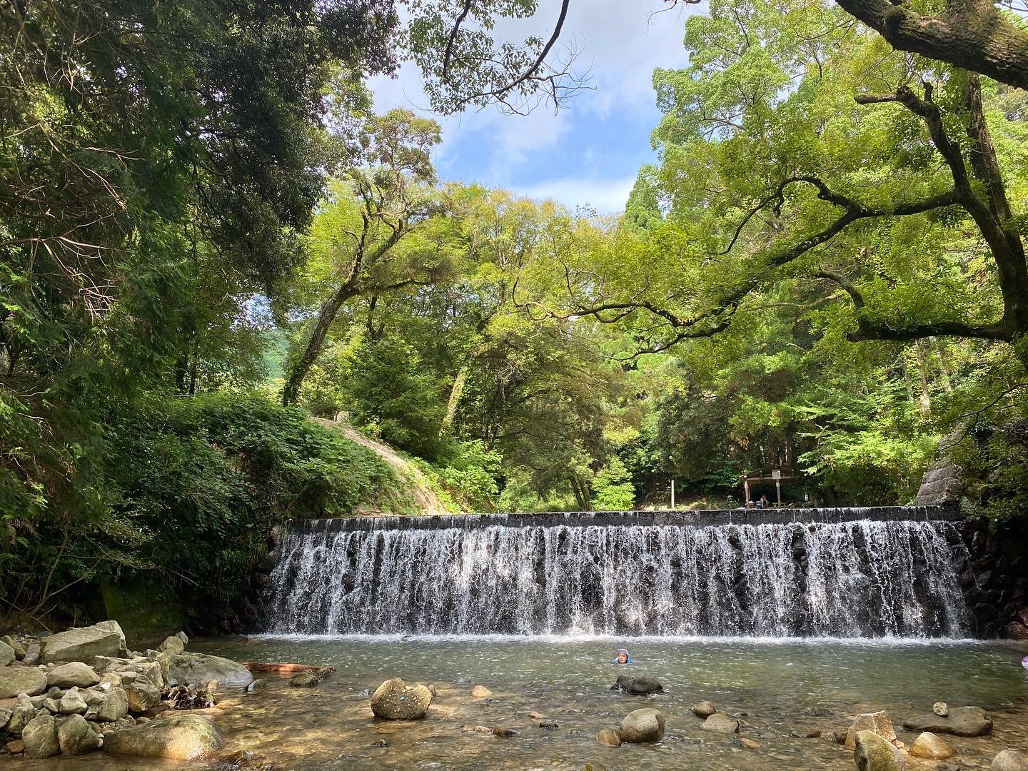 高橋義希 Yoshiki Takahashi 山の日 四阿屋 あずまや 牛原町に流れる河内川の四阿屋神社境内付近を 四阿 屋 あずまや といい その境内に流れる渓流はまさに天然のプール 夏休み期間中は遊泳場になり 絶好の避暑地として人気があります 鳥栖市 高橋義希 Yoshiki Takahashi 山の日 四阿屋 あずまや 牛原町に流れる河内川の四阿屋神社境内付近を 四阿 屋 あずまや といい その境内に流れる渓流はまさに天然のプール 夏休み期間中は遊泳場になり 絶好の避暑地として人気があります 鳥栖市