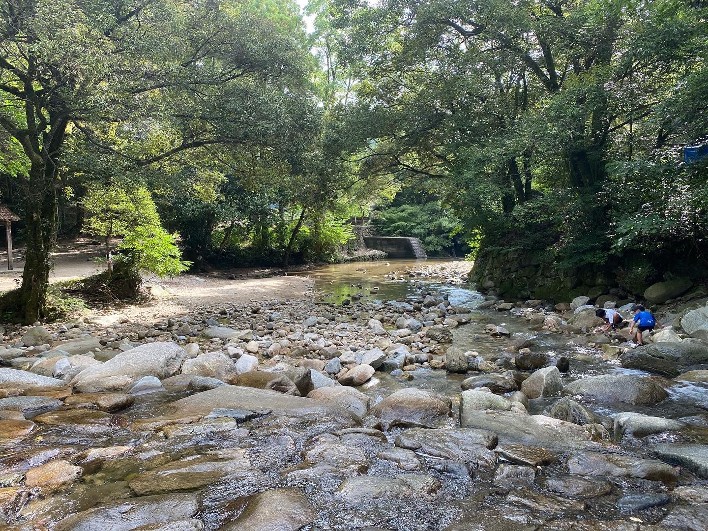 高橋義希 Yoshiki Takahashi 山の日 四阿屋 あずまや 牛原町に流れる河内川の四阿屋神社境内付近を 四阿 屋 あずまや といい その境内に流れる渓流はまさに天然のプール 夏休み期間中は遊泳場になり 絶好の避暑地として人気があります 鳥栖市