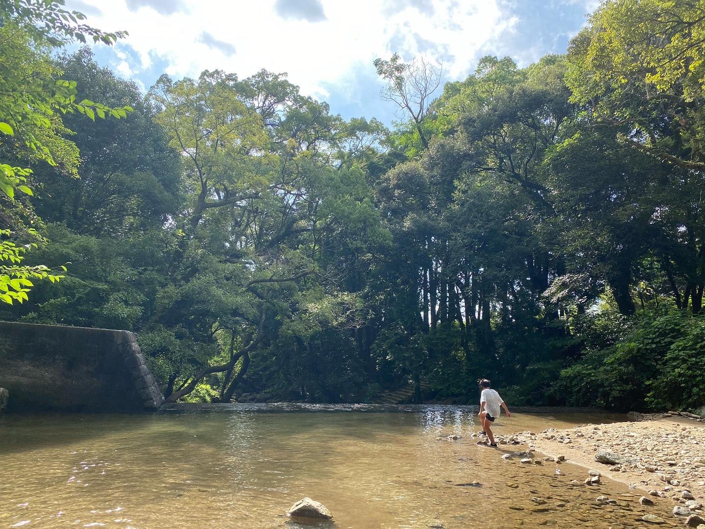 高橋義希 Yoshiki Takahashi 山の日 四阿屋 あずまや 牛原町に流れる河内川の四阿屋神社境内付近を 四阿 屋 あずまや といい その境内に流れる渓流はまさに天然のプール 夏休み期間中は遊泳場になり 絶好の避暑地として人気があります 鳥栖市