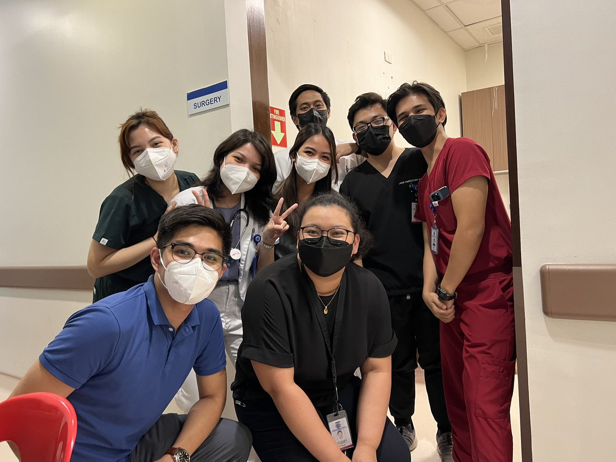 arlyzearenas's tweet image. me after this photo with our interns at the OPD: “ang sakit ng tuhod ko” 🤣🤣🤣 #SignsOfAging