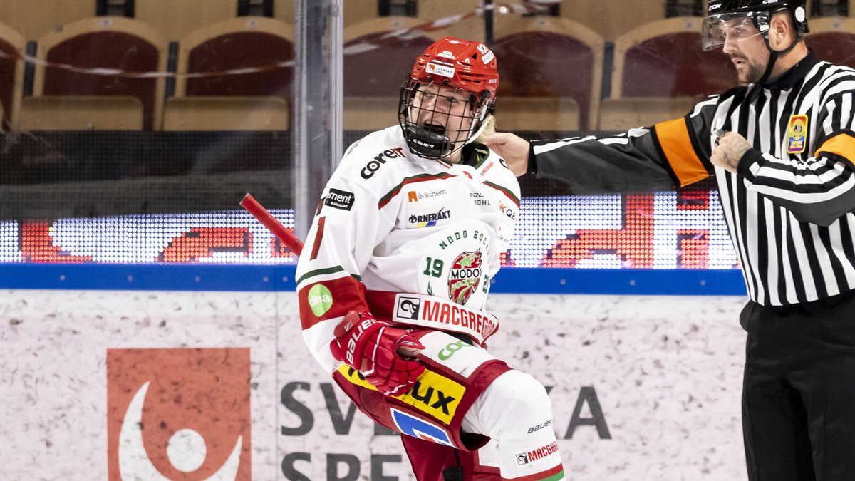 MoDo_Hockey's tweet photo. 🇸🇪🇸🇪🇸🇪

Vi säger stort lycka till och grattis till Linnéa Andersson, Lina Ljungblom och Olivia Carlsson! MoDo-trion fanns med när Damkronornas trupp till VM i Danmark presenterades idag.

👉 https://t.co/DTx1oAD9L2

#modose https://t.co/y30xv58LgV