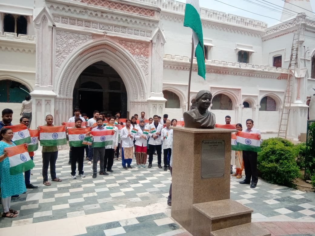 snmc_agra's tweet photo. Starting the countdown  of"Azadi ka Amritmahotsav- our 75th Independence Day" from today, with flag hoisting and patriotic songs, with great enthusiasm, under the guidance of Principal &amp; Dean, Dr Prashant Gupta and faculty members &amp; students.
#MeUP #UPDGME https://t.co/C5dmVOU8Nq