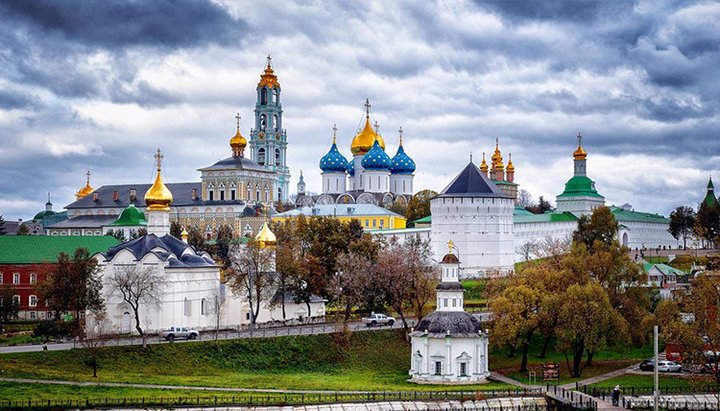 Russia's tweet photo. 📆 #OTD in 1337 the venerated Sergius of #Radonezh founded the legendary Trinity-Sergius Lavra.
In the XIV-XVII centuries the monastery became Russia's largest cultural & political centre.
☝️The architectural ensemble is a @UNESCO World Heritage Site & #MustSee landmark https://t.co/lttXlN6Z8q
