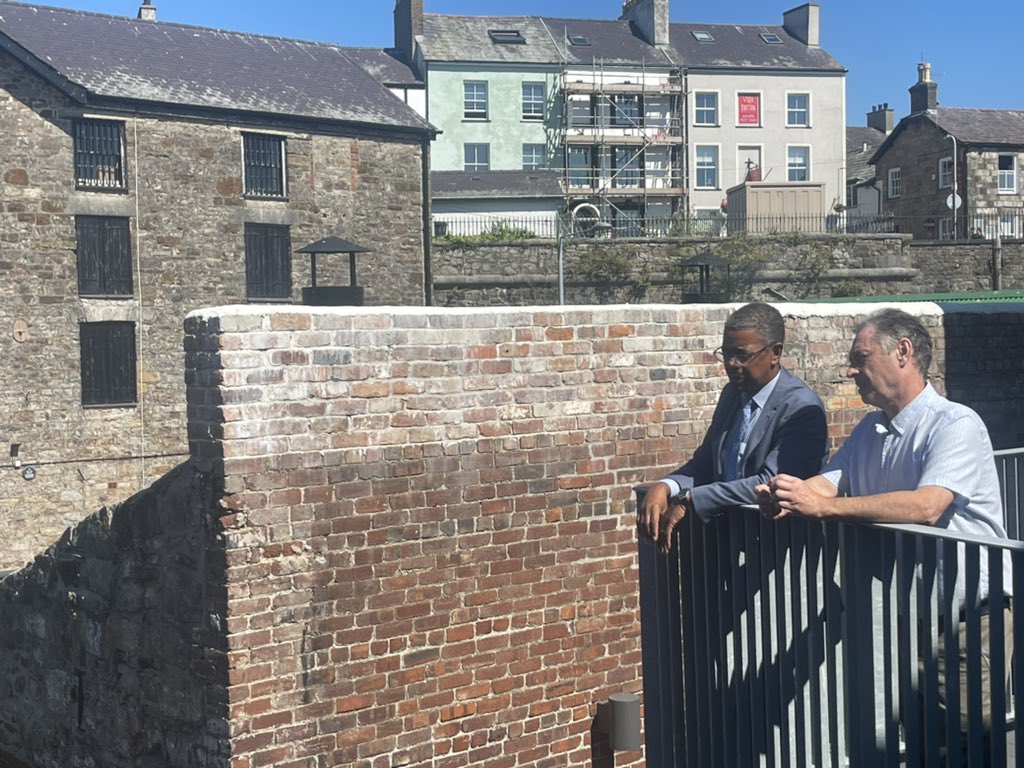 vaughangething's tweet image. Yesterday visits to Cei Llechi in Caernarfon to see how investment has brought buildings and heritage back to life and support local traders with @CyngorGwynedd leader Dyfrig Siencyn.