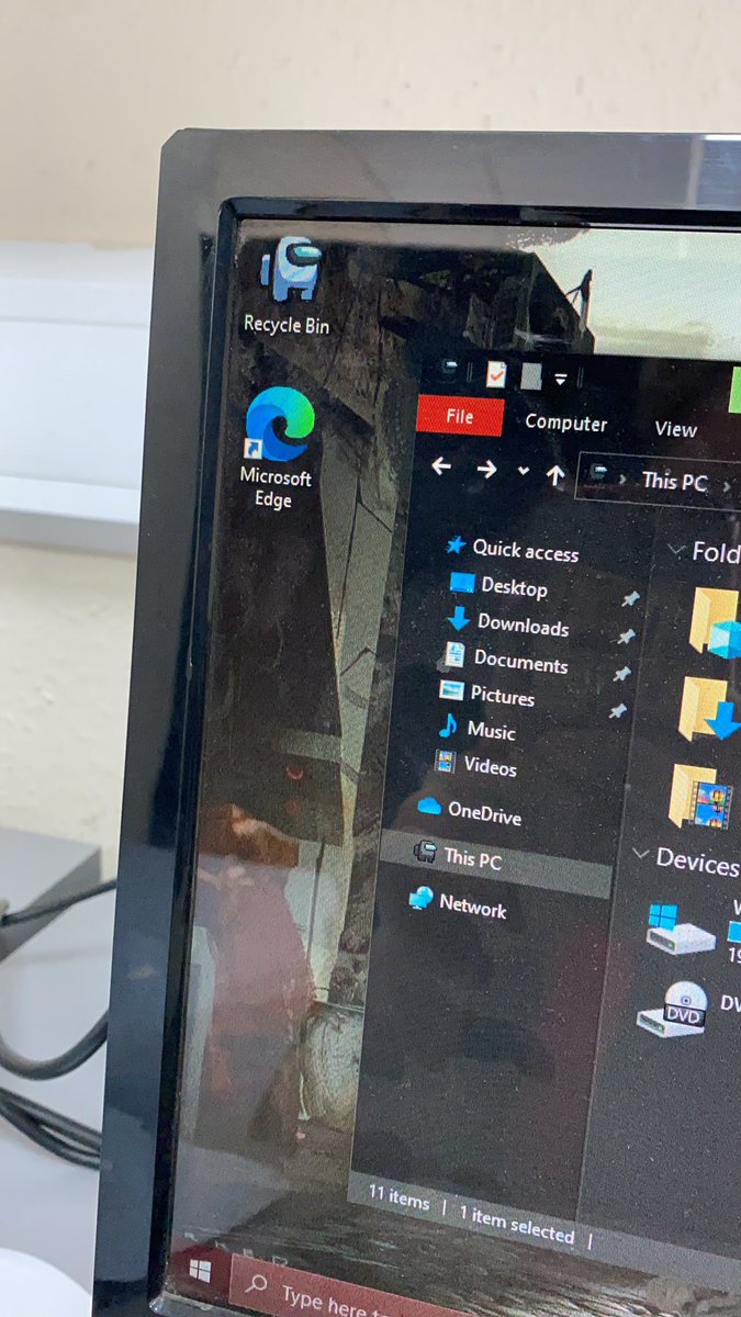 pastasux's tweet photo. I just logged into my old Microsoft account from my old computer at work i don’t remember doing this ( This Pc Icon has changed aswell) 🤣

#amongus #twitch https://t.co/0a0l7Z01ya