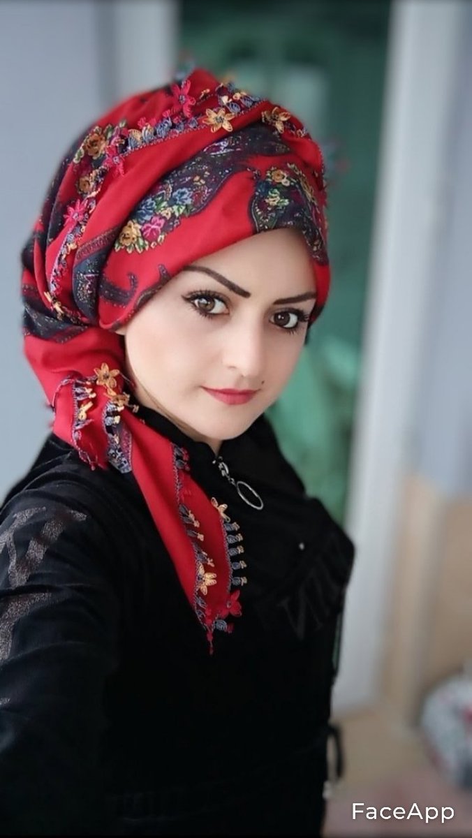 resim_art's tweet photo. Türlü türlü insanın her kılıkta, envai çeşit karakterde akla hayale gelmedik senaryolarla oynadığı sahnelerin bitip tükenmeden devam ettiği bir tiyatro bu dünya. https://t.co/E7UappkFfr