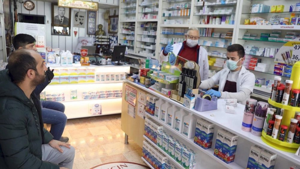 💊Eczacılar isyanda: "Cebimize giren sadece çorba parası."

Basmane'de çalışan 47 yıllık eczacı Erol Yeşil: Eskiden eczacılık revaçta, kârlı bir meslekti ama günümüzde zor geçiniyor desek yeridir. Şu an bir eczanenin kasasına giren kâr ancak çorba parası. Gerisi maliyete gidiyor.