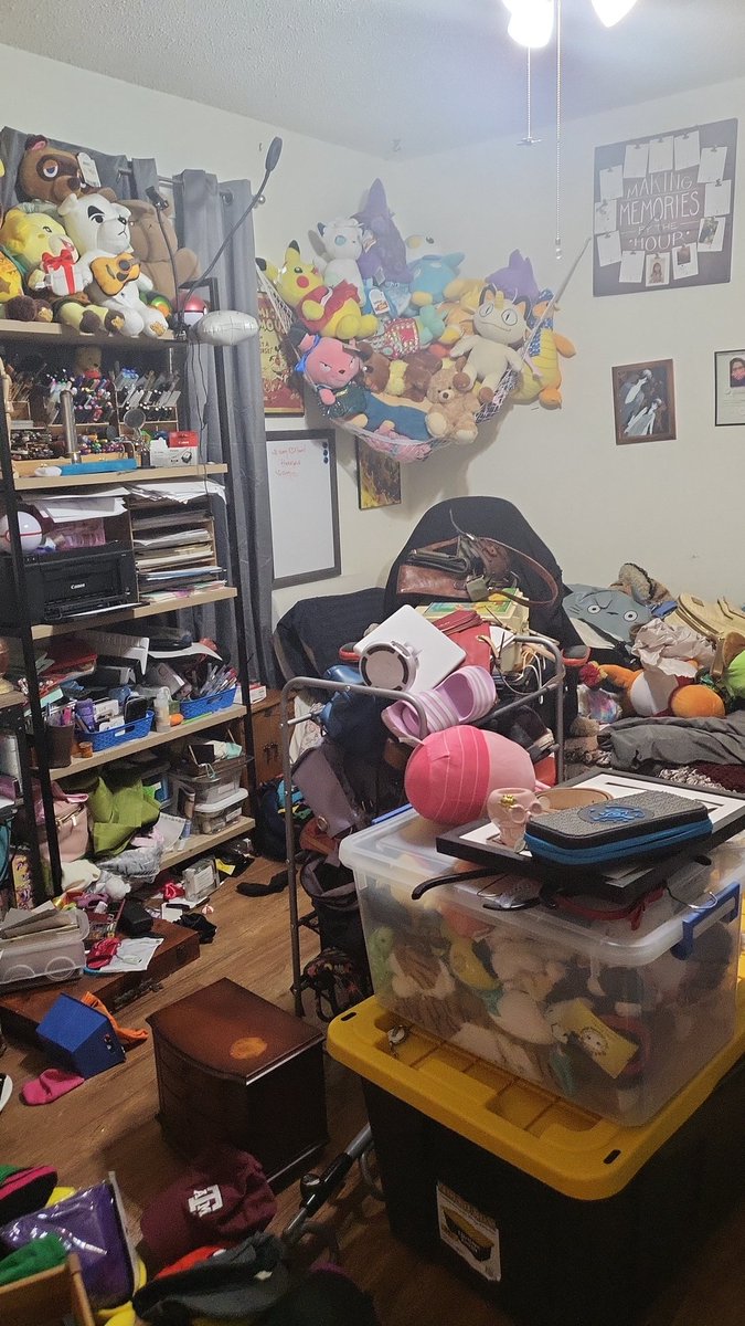 Creating_Indigo's tweet photo. I told myself to draw- instead I decided to follow a book on decluttering. I can't find my desk or bed, send help.
#deepclean #CleanUp #cleaning #its4am #procrastination https://t.co/xtdbD08ZNO