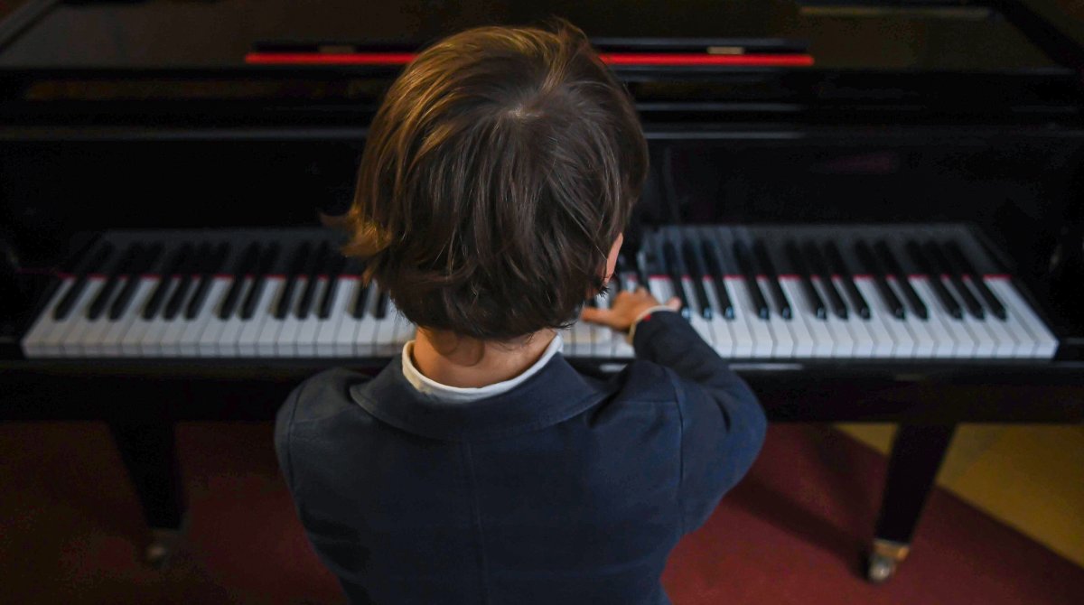 Did you know that playing piano can boost your brain power? 🧠 Playing a piano song is the mental equivalent of a full-body workout, activating almost every area of your brain. 💪 Hit the link and read all about it on our blog. go.flowkey.com/brainbooster 

#flowkey #brainbooster