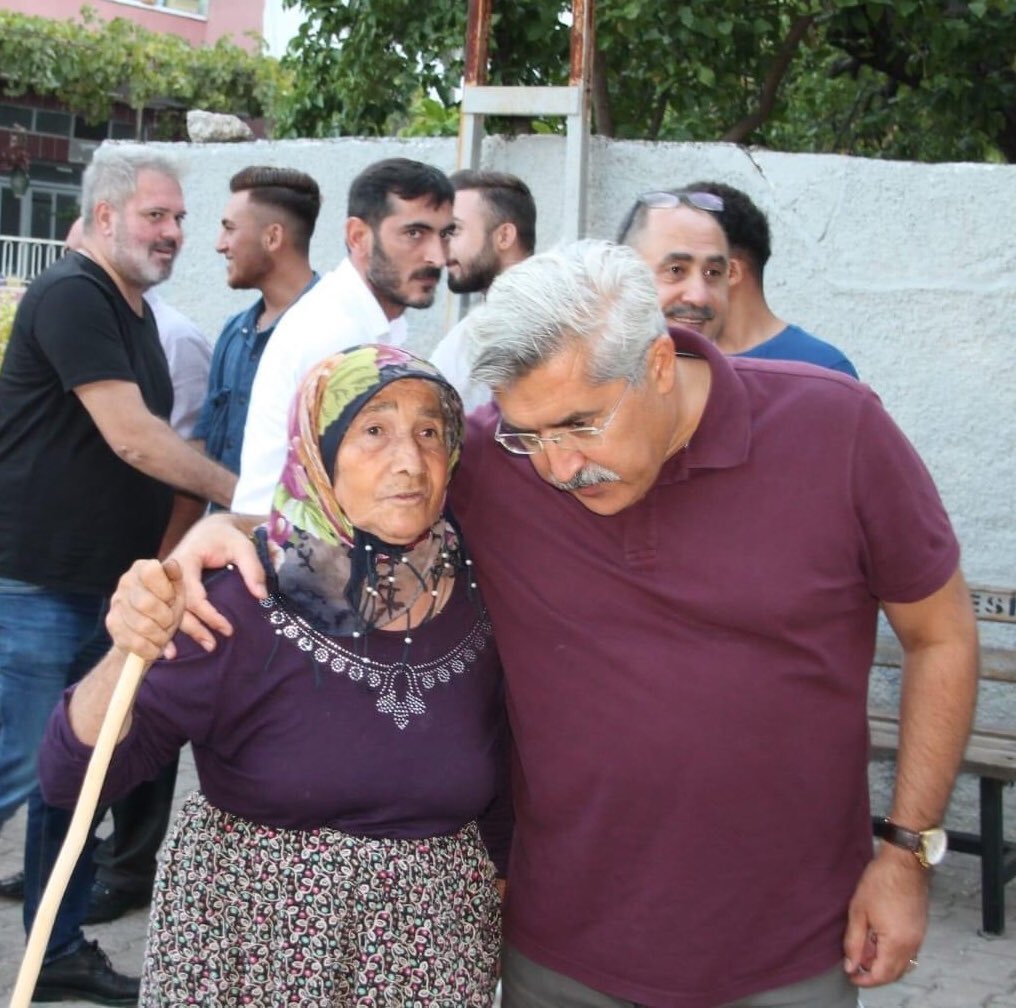 BUNUN ADI SAMİMİYET.

AK Parti Hatay Milletvekili Hüseyin Yayman’ın Kırıkhan, Proğramında duygu dolu Fotoğraf yansıdı.
Yaşlı Teyzemizin Görüşme Talebini geri çevirmeyip, elini omzuna atıp, Samimi şekilde dinleyen  Milletvekili Yayman’ın bu karesi.
BUNUN ADI SAMİMİYET DEDİRTTİ.