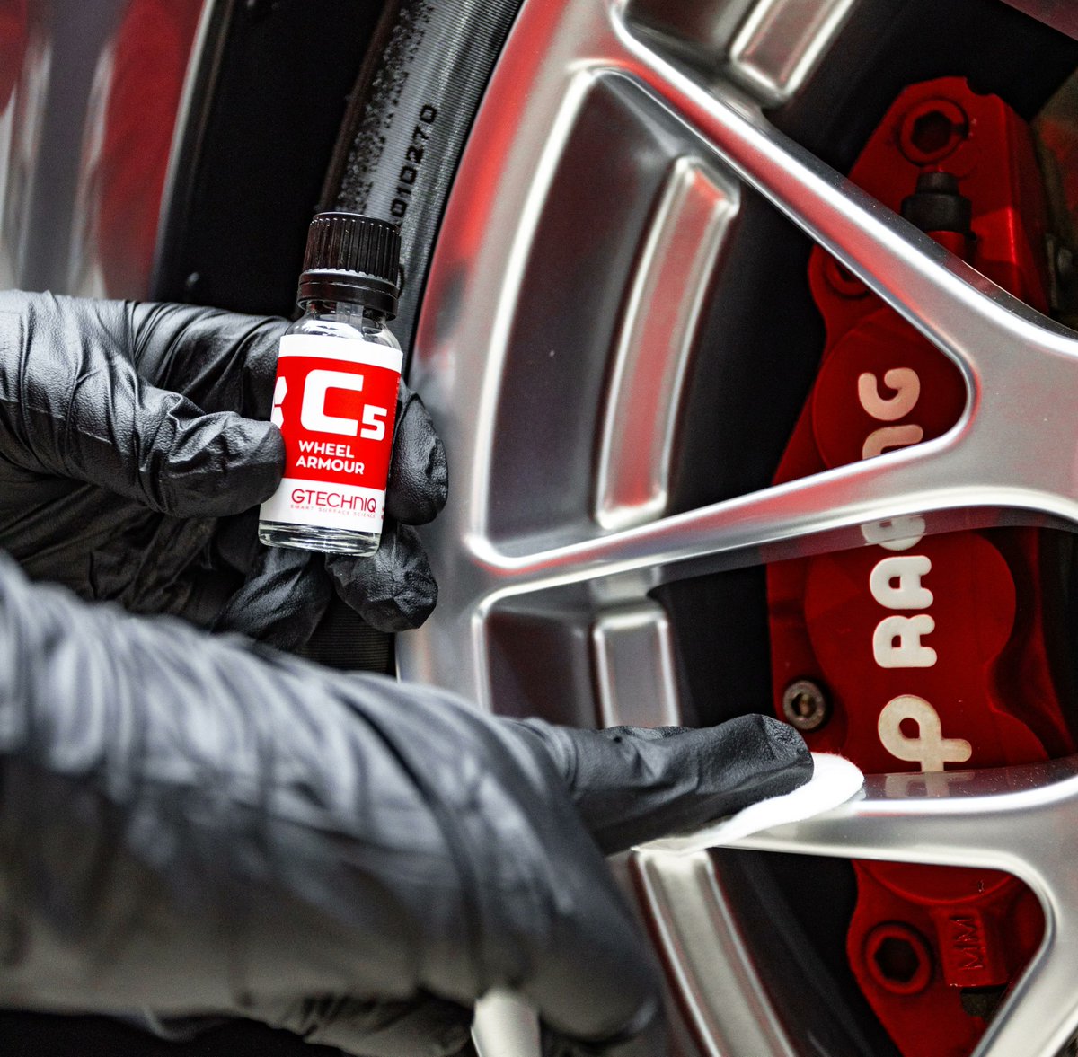 C5 Wheel Armour offers the best protection for wheels, repelling brake dust and contaminants and making them easier to maintain. 💪