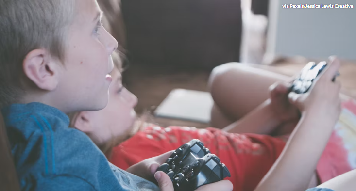 DigiParentCoach's tweet photo. Playing #videogames with #children has both benefits and drawbacks. Depending on the games being played, different things may or may not be happening to children's brains while they play video games.
https://t.co/CawXWkMHnL
#digitalparenting #parenting #screenbalance https://t.co/VAAgpW5Ts5