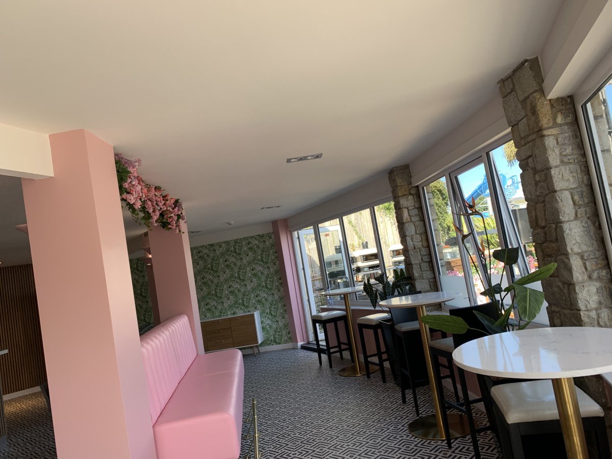 Our newly refurbished pool bar at The Warren Resort &amp; Spa is looking gorgeous - perfect for summer days spent relaxing by the pool 🌈 

📍  haulfrynholidays.co.uk/our-parks/nort…