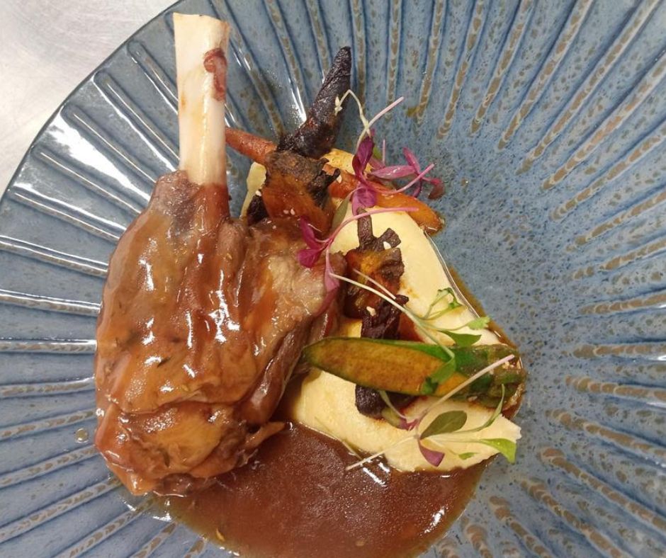 Mediterranevm_B's tweet image. Lamb Kleftiko😋

Lamb shank, rosemary gravy, mashed potatoes and root vegetables.👌

Bursting with flavour &amp;amp; just melts in the mouth🤤

#lambkleftiko #mediterraneanfoodie #bray