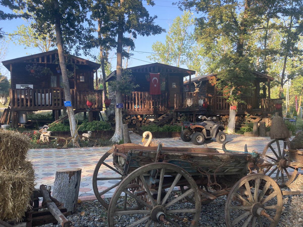 Alles is goedgekomen. We hebben blijkbaar een engeltje op de bagagedrager. Deze huisjes stonden zomaar, onaangekondigd langs de weg. Wij hebben die met de Turkse vlag. Het restaurant zit ernaast. 😃