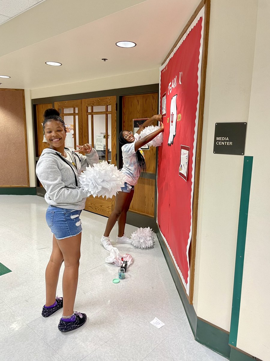 KatyS2204's tweet photo. Team IU was the FIRSTโ๐ผteam to get their bulletin board up with a little help from some students today! Letโs keep winning these team competitions๐ดโช๏ธ @FCVWildcats
#BeExcellent #TeamIU https://t.co/DuOAEsHUI0