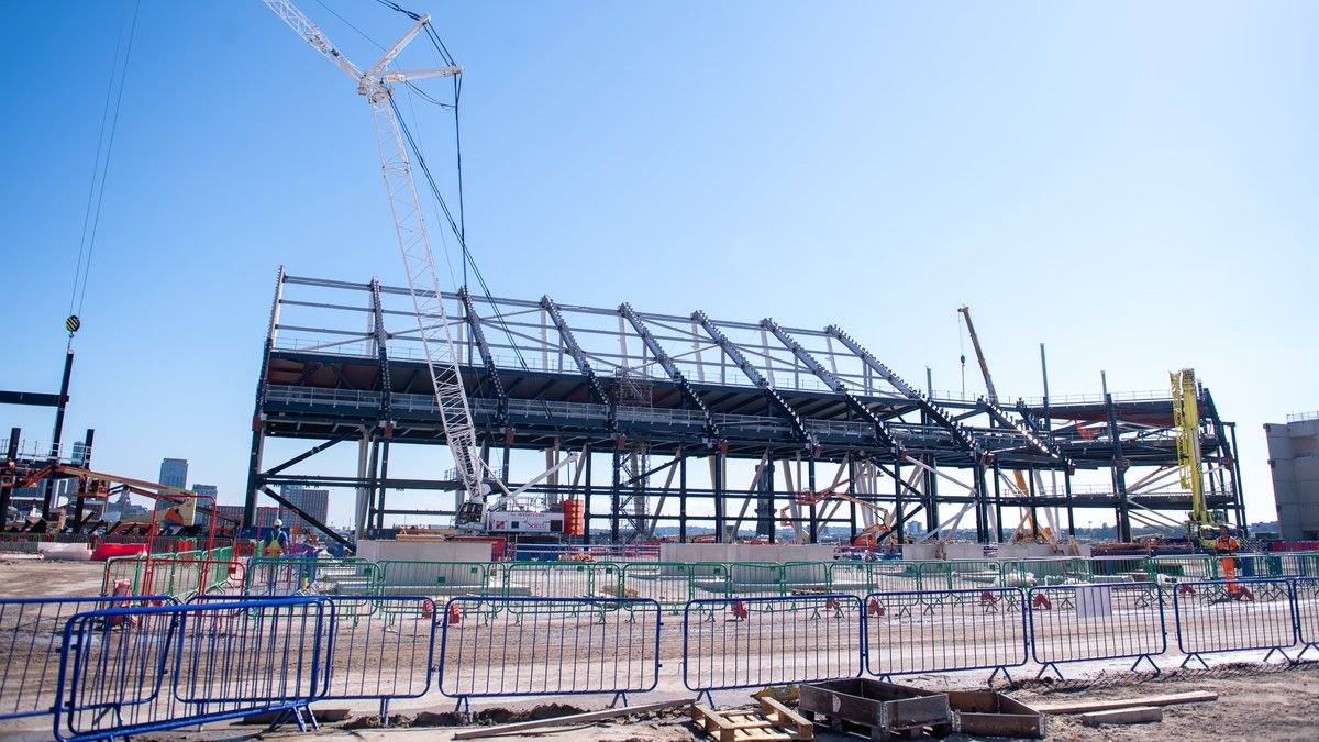 EvertonStadium's tweet image. 🚧 | “We have seen the transformation of a semi-derelict North Liverpool dock, to what is currently the structure of our magnificent new waterfront stadium.”

Chief Stadium Development Officer Colin Chong celebrates one year of work on-site...

🗞️ bit.ly/3zR1HGR