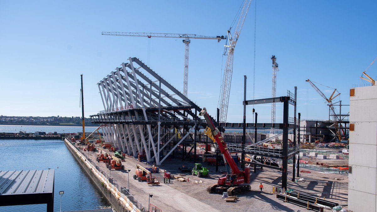 EvertonStadium's tweet image. 🚧 | “We have seen the transformation of a semi-derelict North Liverpool dock, to what is currently the structure of our magnificent new waterfront stadium.”

Chief Stadium Development Officer Colin Chong celebrates one year of work on-site...

🗞️ bit.ly/3zR1HGR