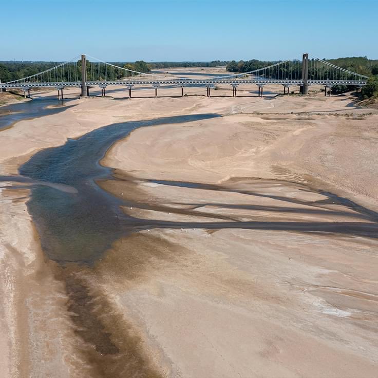 billmckibben's tweet image. Wondering how deep Europe's drought is?
Here's the Loire river today, east of Nantes, via @Desomag