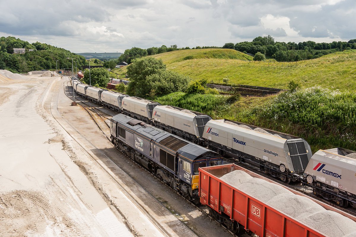 CEMEX_UK's tweet photo. At CEMEX, safety is our number one priority. Hayden Gill, Production Manager at our Dove Holes Quarry, talks through the work being done to continually improve our busy Dove Holes railhead. 🚆👍❤️ Watch here: https://t.co/F5XN0xXNUj
#zero4life #safesafe https://t.co/SFbE9cWOKD
