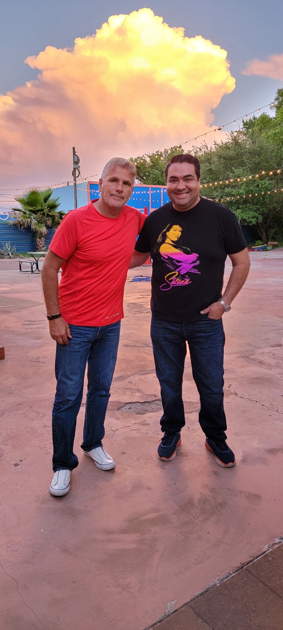 También grabo una película aquí en houston. Happy birthday señor Héctor Soberón. 