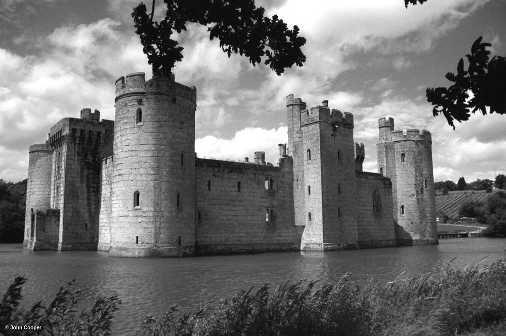 TheSuffolkMan's tweet photo. 14c #Bodiam #Castle #Sussex #moated #art
https://t.co/09YLpKbLTE https://t.co/rb1PxhNca5