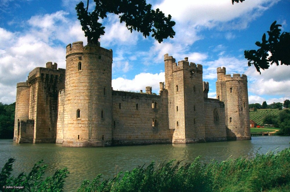 TheSuffolkMan's tweet photo. 14c #Bodiam #Castle #Sussex #moated #art
https://t.co/09YLpKbLTE https://t.co/rb1PxhNca5