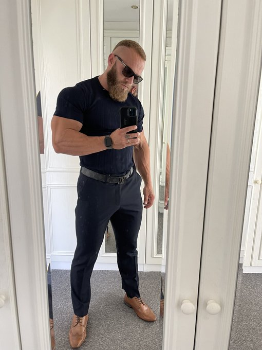 Wearing clothes 😱 https://t.co/L8HIRFgPOE