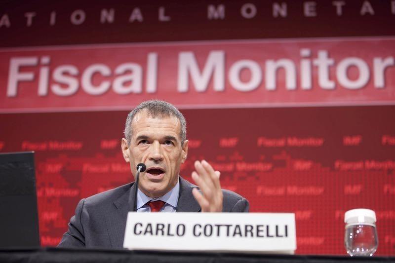 MarcoRizzoDSP's tweet photo. Mentre i lavoratori attendono (dopo 41 anni e passa di contributi) di essere collocati in pensione, il  pd avanza a suon di trombe la candidatura di Cottarelli, ex Fondo Monetario Internazionale, così in pensione ci andranno a 70 anni... se va bene. https://t.co/v9Lg8zzRfU