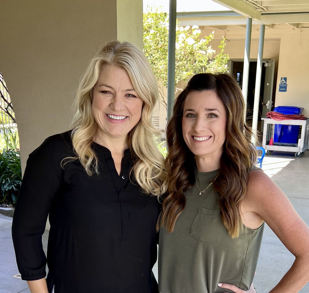 principalkathyj's tweet photo. Welcome to principal Shrive❤️! Excited to see what heights she leads our @DunlapDolphins to! #godolphins! #des #firstday #justgettingstarted https://t.co/mffS7intXx