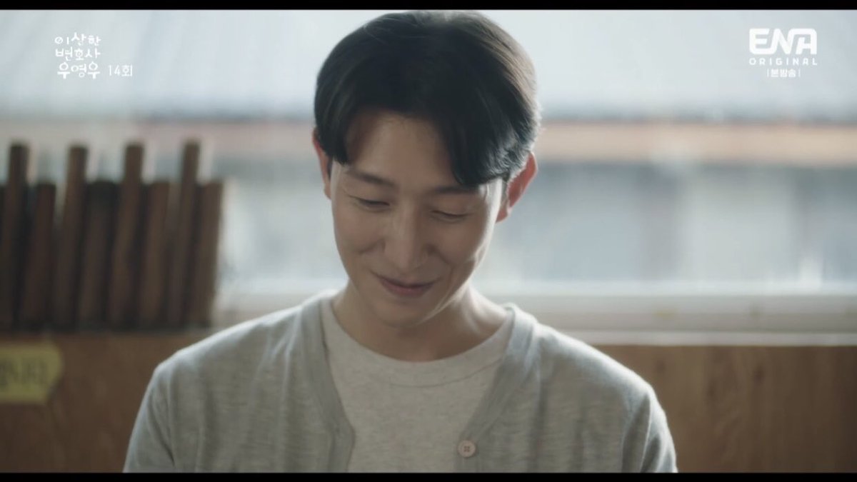 sausejeong's tweet photo. Attorney Jung regrets focusing his life on his career, but after looking at the young lawyers, he come to the realization that it was all worthwhile in the end. 

He may not have created his own family, but he did find them. They are his family. #ExtraordinaryAttorneyWooEp14 https://t.co/pREIHDPicF