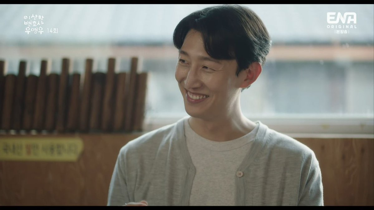 sausejeong's tweet photo. Attorney Jung regrets focusing his life on his career, but after looking at the young lawyers, he come to the realization that it was all worthwhile in the end. 

He may not have created his own family, but he did find them. They are his family. #ExtraordinaryAttorneyWooEp14 https://t.co/pREIHDPicF