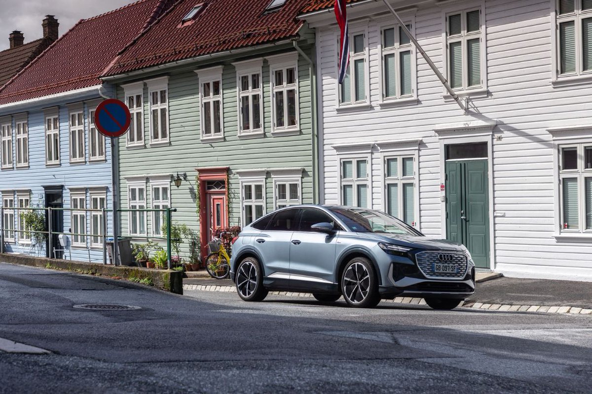 L_Bennaoum's tweet photo. En cette période de fortes chaleurs, quelques photos rafraîchissantes de l’Audi Q4 Sportback e-tron, venues tout droit de la Norvège ! 
Durant quelques jours, plusieurs journalistes ont pu le tester dans son intégralité au cours d’un Road-Trip nordique ! https://t.co/Z0ErPoEGUu