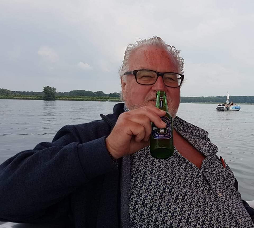dburgersdijk's tweet photo. Vandaag 1 van mijn dierbaarste mensen ooit moeten wegbrengen. Te onverwacht en te jong. Mijn oom en een mentor. Zwaarder afscheid bestaat niet. Ome henk bedankt voor dit mooie leven wat ik nu heb u bent daar een reden van. #RIPHenk tot weerziens als dat bestaat ππΉπ https://t.co/3OqDUSpqjU