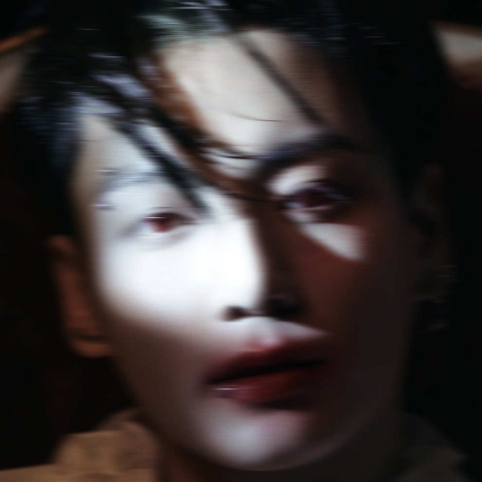 กุจะตายตั้งแต่เริ่มไม่ได้อะ พ่อค้าบ มาในลุคแวมไพร์หนุ่มเหรอ หรือไง ทั้งตาทั้งปาก