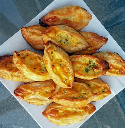 If you’re looking for a deliciously new pastry to sink your teeth into, look no further than this tasty #Maltese #pastizzi recipe. cultureatz.com/maltese-pastiz… This traditional treat is made of a flaky crust filled with either ricotta or minced meat, and it’s absolutely irresistible.