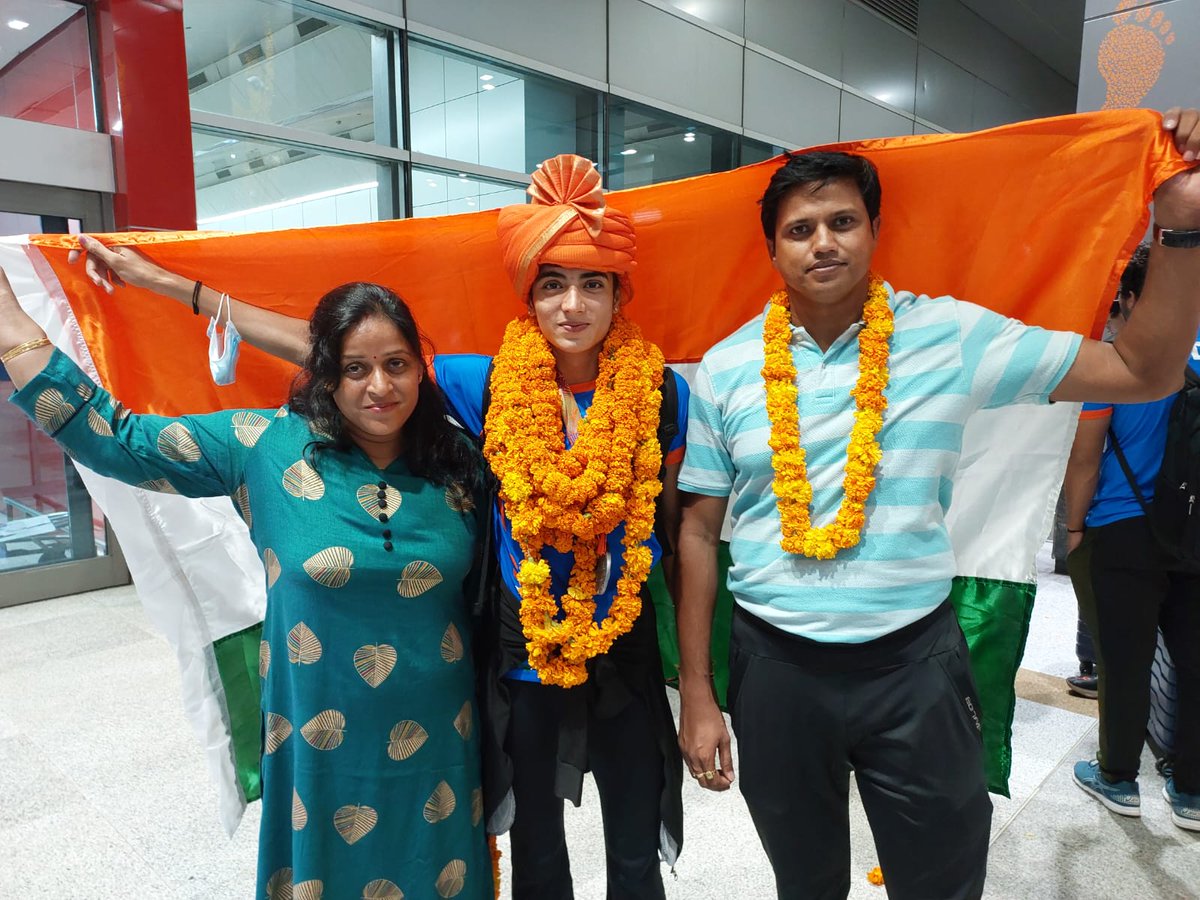 Rupal400's tweet photo. Me and my coaches at Delhi Airport... 🤗 https://t.co/2l1mJE267w